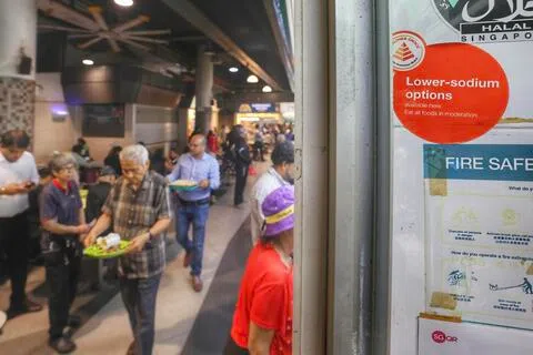 调查显示，去年七成居民每天至少外食一次，高于2019年的六成；每周外食次数也从八次增至九次。经常外食者摄取的热量、饱和脂肪和钠都较高。（郑一鸣摄）