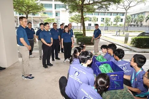 为期四天的全国学生露营大会星期三开幕，教育部长李智陞（左四）出席了开幕仪式，并参观学生的实践活动。（周国威摄）