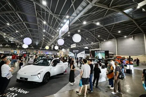 《联合早报》记者星期六上午11时许到场时，展厅已迎来不少潜在购车者在不同车商展摊询问和试车。潜在买家群体多元，有带着小孩的年轻家庭，也有单身者和年长夫妇等。（邝启聪摄）