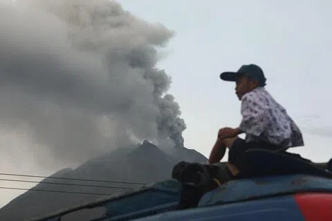 印尼北苏门答腊省的锡纳朋火山（Mount Sinabung）是8月31日爆发的六座火山之一。（路透社）