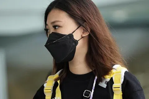 被告黄秀婷与丈夫一同走私幼犬入境，从中获利超过2万元，星期三（8月5日）被判坐牢19周又3天和罚款5000元。（海峡时报）
