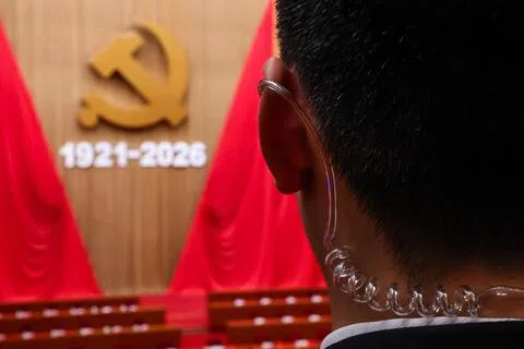 中共三名省级党委秘书长，本周接连官宣升任省委副书记。图为7月1日在北京人民大会堂举行的中共成立105周年大会上的中共党徽。（路透社档案照片）