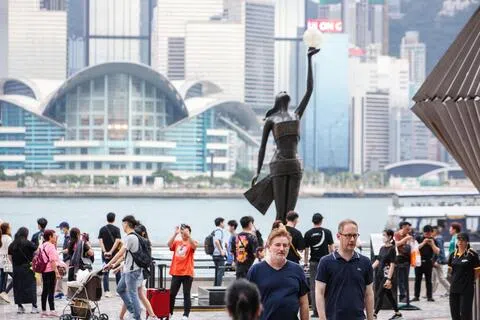 中国“十一”国庆黄金周临近，在线旅游平台携程数据显示，假期期间访港旅游预订量上升。图为尖沙咀星光大道上游人如织。（中通社）