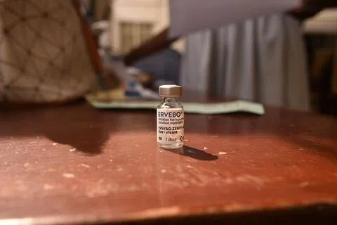 已获批用于预防扎伊尔型伊波拉病毒的Ervebo疫苗，对本迪布焦型伊波拉病毒的人体保护作用尚不明确。但早期实验室及动物实验数据显示，这款疫苗可能有一定的保护作用。（法新社）