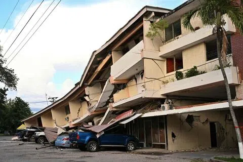 巴拿马发生7.7级强震后，科克莱省首府佩诺诺梅市（Penonome）一栋居民楼塌下，压毁路边的车子。巴拿马总统穆利诺称，这次地震的灾情很严重。（法新社）