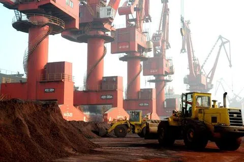 中国7月稀土磁体对日本出口同比减半。图为工人在中国江苏省连云港运送准备出口的含有稀土矿物的泥土，摄于2010年10月。（路透社档案照）