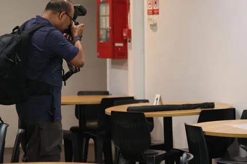 桌上有一支被黑布包裹，疑似棒球棒的长形物体。（潘丰源摄）