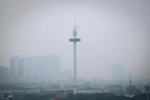 马国星期四（10月8日）烟霾情况恶化，马六甲市区也是一片雾蒙蒙。马国元首苏丹依布拉欣当天谕令教育部，空气污染指数持续处于150点至180点地区的学校应该停课。（马新社）