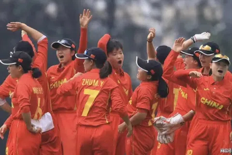 因场地严重积水导致赛事取消，中国女子板球队未挥一棒就抱憾出局。（互联网）