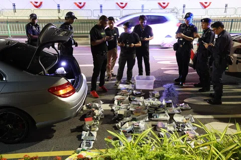CMG20260804-NeohKL03 梁麒麟/董柏汝/ 几辆警车拦下一辆轿车，把车里的东西翻出来display在路上 [911 Lor 1 Toa Payoh, Oleander Towers].（SPH Media Limited）