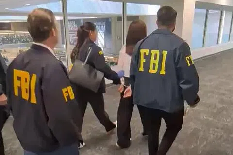 FBI星期天（10月4日）在洛杉矶国际机场逮捕正准备飞往上海的张婉莹。（法新社）