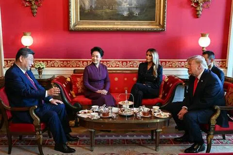 美国总统特朗普（右一）和第一夫人梅拉尼娅（右二）当地时间星期五（9月25日）上午在白宫红厅，与中国国家主席习近平（左一）及夫人彭丽媛（左二）一同品茶。（法新社）
