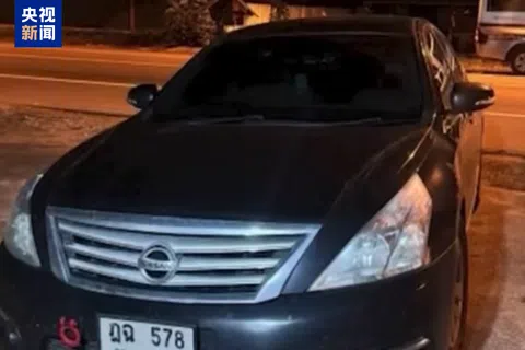 在泰国被绑架的中国女子曾被押上一辆黑色日产天籁轿车。图为警方扣押的涉事车辆。（央视新闻）