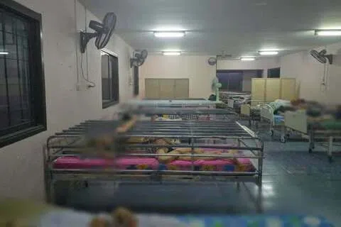 女富商称遭禁锢虐待而求助 泰国养老中心惊现铁笼病床
