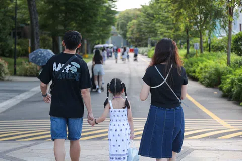 政府接下来将推出一系列鼓励国人养儿育女的新措施。（李冠卫摄）