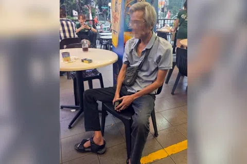 报警的顾客称，阿叔被推倒扶起后，坐在椅子上一阵后才缓过神来。（读者提供）