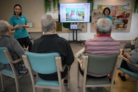 国家文物局与职总保健合作社宣布，将失智症参与计划扩大至全岛27家职总保健合作社旗下日间护理中心，让更多轻度至中度失智症患者受惠。首间在试点结束后实行失智症参与计划的是裕廊西93街第50座的职总保健合作社疗养院。七名轻度至中度失智症患者在两名失智症护理专员的带领下，看着新加坡的旧建筑和街景，回忆年轻时的生活点滴。（海峡时报）