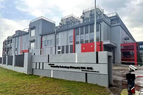 马来西亚政府鼓励数据中心业者以各种替代水源让冷却系统运作。图为今年3月启用的中国中联集团（ZData）马国子公司Computility Technology位于柔佛州振林山的数据中心，完全以自家过滤的再生水支持冷却系统。（马新社）