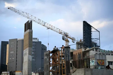 国际货币基金组织预测，印度明年将超越日本，成为全球第四大经济体。9月26日，工人在印度班加罗尔一处地铁桥梁工地施工。（法新社）