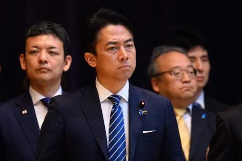 8月15日为日本二战投降81周年纪念日，小泉进次郎（中）当天首次以国防部长的身份参拜靖国神社。（法新社）
