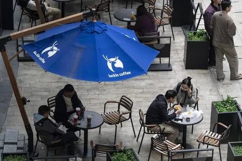 台湾街头近期出现印有中国大陆连锁品牌瑞幸咖啡标志的货箱，招聘网站也刊出相关门店的征才广告，引发瑞幸可能进军台湾的猜测。（商业时报）