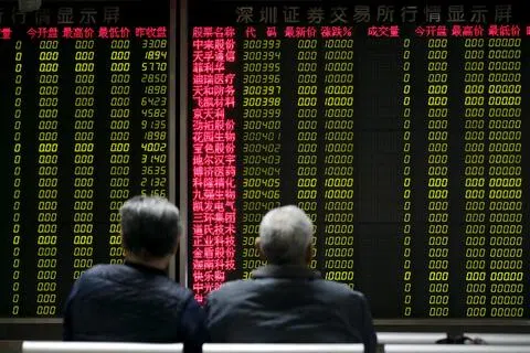 中国证监会计划修法放宽公募基金成立及投资限制。图为2016年1月8日，投资者在北京一家证券交易所的电子显示屏前，等待中国股市开盘。（路透社档案照片）