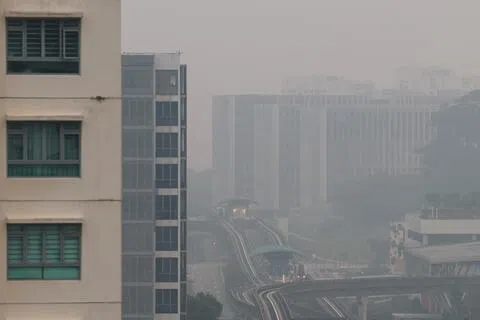 截至星期六清早6时，全岛五个地区的24小时PSI仍处于不健康水平，中部地区的空气质量最差，达176，西部164、东部156、南部143、北部126。图为星期六清早6时45分左右，榜鹅的烟霾情况。（林明顺摄）