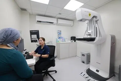 位于宏茂桥的国立健保中心，备有乳房X光检查和超声波检查仪器。原本在陈笃生医院或邱德拔医院接受治疗、病情稳定者和乳癌康复者，可转介至中心跟进。（唐家鸿摄　）
