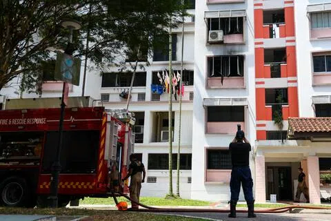 火患发生在星期六（8月22日）下午约1时，地点在武吉巴督中路（Bukit Batok Central）第628座组屋三楼的一个双层单位。（林明顺摄）