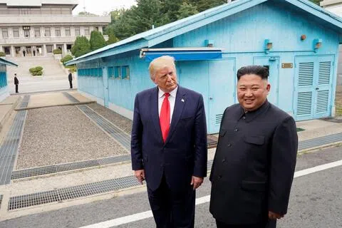 特朗普公开称朝鲜拥有57枚核武器，可能让平壤判断，美国愿意以朝鲜拥核为前提来重启谈判。图为2019年6月，特朗普与金正恩在板门店会面。（路透社档案照片）
