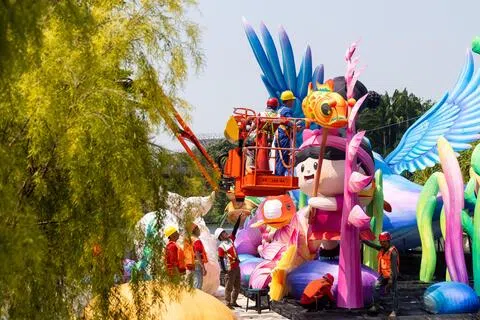 随着“滨海花园庆中秋”进入开幕倒计时，幕后工作人员正如火如荼赶在9月12日开幕前，组装今年八个大型灯组之一的“星月之旅”（The Voyage）。（吴先邦摄）