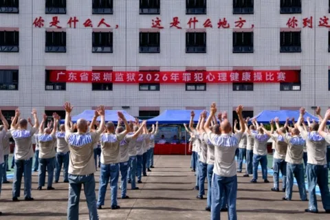 广东深圳监狱7月举办罪犯心理健康操比赛，称“为全体罪犯带来一场涤荡心灵、焕发新生的精神盛宴”。（深圳监狱）