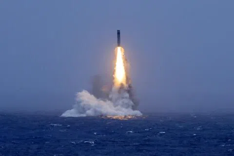 中国海军一艘战略核潜艇7月6日成功发射一发携载训练模拟弹头的潜射战略导弹。图为导弹出水瞬间。（新华社）