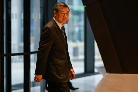 中国国务院副总理何立峰（图）星期天早上抵达位于美国纽约的摩根大通总部大楼，与美国财长贝森特举行经贸会谈。（路透社）