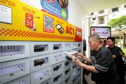 “东北暖心餐”计划星期五启动，居民预先了解了怎么使用智能取餐柜。计划从下月陆续落实，这些取餐柜设在淡滨尼、榜鹅和白沙—樟宜区内租赁组屋楼下的公共空间或附近，以低价为低收入家庭提供热餐。这些餐食均获清真认证，每份不超过3元，但营养均衡。（叶振忠摄）