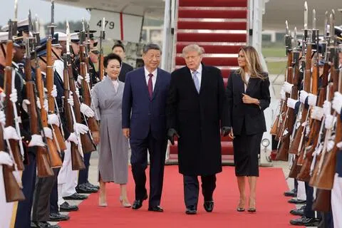 US President Donald Trump, first lady Melania Trump, Chinese President Xi Jinping and his wife Peng Liyuan review an honor guard as they arrive ahead of a state visit at Joint Base Andrews, Maryland, US, September 23, 2026. REUTERS/Jonathan Ernst（REUTERS）