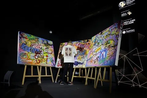 今年的黄丝带社区艺术节展出三幅特别作品，两幅是囚犯携手家人一同创作，另一幅则是由社区伙伴共同完成。（每日新闻）