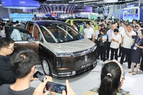 华为与江淮汽车联合打造的高端汽车品牌尊界被指刹车踏板支架断裂，事件持续发酵。图为今年9月世界制造业大会上展示的尊界V800 。（新华社）