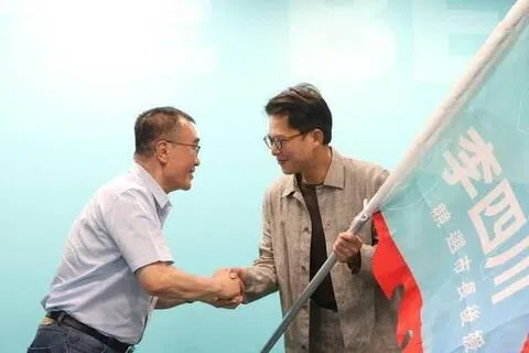 国民党新北市长参选人李四川（左）与民众党主席黄国昌（右），今年6月在民众党新北市联合竞选总部暨李四川后援会同台。（自由时报）