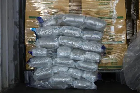 约391公斤大麻被藏匿于装有乳胶手套的箱子内，企图瞒天过海。（梁麒麟摄）