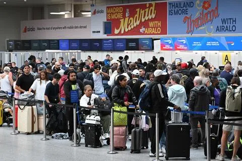 英国航空管理系统故障，令数十万名旅客陷入混乱中。图为9月9日，伦敦盖特威克机场排队等待值机的旅客。（法新社）
