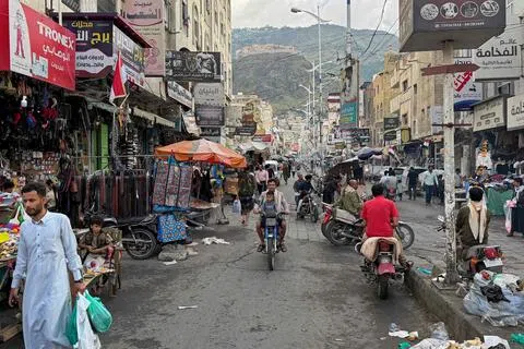 获得沙特阿拉伯为首联军支持的也门政府军，周一（10月5日）在多个地方包括首都萨那和塔伊兹攻击胡塞武装组织。图为本月4日也门西南部塔伊兹的市集。（法新社）