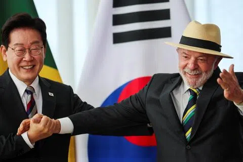 7月27日，韩国总统李在明（左）在巴西利亚的阿尔沃拉达宫会见了巴西总统卢拉。（路透社）