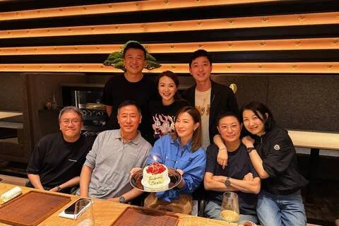 王灏儿（后排中）与新欢王至尊（后排左）一起出席佘诗曼（前排中）的生日宴。（取自佘诗曼IG）