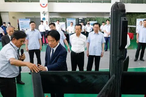 台湾总统赖清德（前排右）7月17日在台中视察中山科学研究院的无人机技术研发时，察看““劲蜂三型”无人机。（路透社）