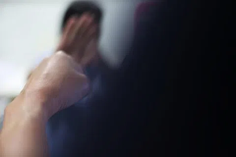 被告朝咖啡店众人扔椅子、挥拳。（示意图）