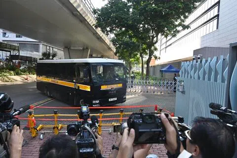 香港支联会煽动颠覆国家政权案9月11日在香港量刑裁决，特区高等法院当日宣判，邹幸彤被判监禁七年三个月。图为9月11日，港府惩教署的囚车进入香港西九龙裁判法院。（中新社）