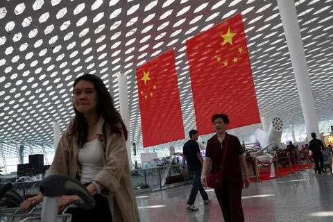 彭博社报道，中国已扩大对民营企业顶尖AI人才的出境限制，将部分关键人员的家属也纳入其中。图为中国国庆将即，深圳宝安国际机场悬挂了巨幅中国国旗。（路透社）