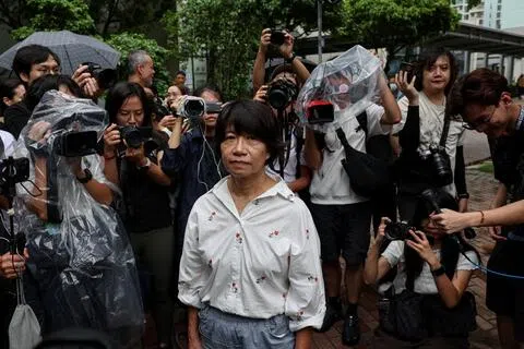 三名曾组织“六四”烛光晚会的人士，8月21日被裁定煽动颠覆国家政权罪名成立。图为香港前“支联会”领袖李卓人的妻子邓燕娥，当天离开西九龙裁判法院的神情。（路透社）