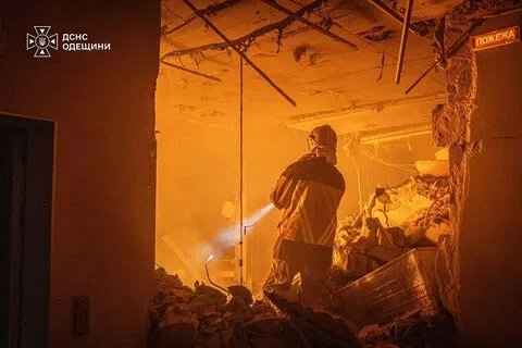 俄罗斯连夜向乌克兰多地发动空袭，一名消防员星期四（9月17日）在敖德萨一处遭到空袭的住宅楼中进行搜救工作。（法新社）